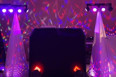 Miniature DJ Carcès (Var) - Dj Sax à Tout Coeur #14 Un homme en costume bleu tient un saxophone dans un intérieur lumineux avec de grandes fenêtres.