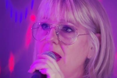 Miniature DJ Carcès (Var) - Dj Sax à Tout Coeur #16 Un homme en costume bleu tient un saxophone dans un intérieur lumineux avec de grandes fenêtres.