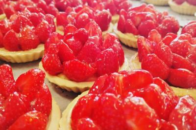 Miniature Traiteur Villetaneuse (Seine-Saint-Denis) - Picgourmet  #10 Baby-foot géant installé dans un espace intérieur avec éclairage tamisé et tables hautes en arrière-plan.