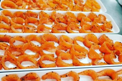 Miniature Traiteur Villetaneuse (Seine-Saint-Denis) - Picgourmet  #3 Baby-foot géant installé dans un espace intérieur avec éclairage tamisé et tables hautes en arrière-plan.