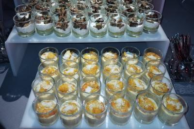 Miniature Traiteur Villetaneuse (Seine-Saint-Denis) - Picgourmet  #5 Baby-foot géant installé dans un espace intérieur avec éclairage tamisé et tables hautes en arrière-plan.