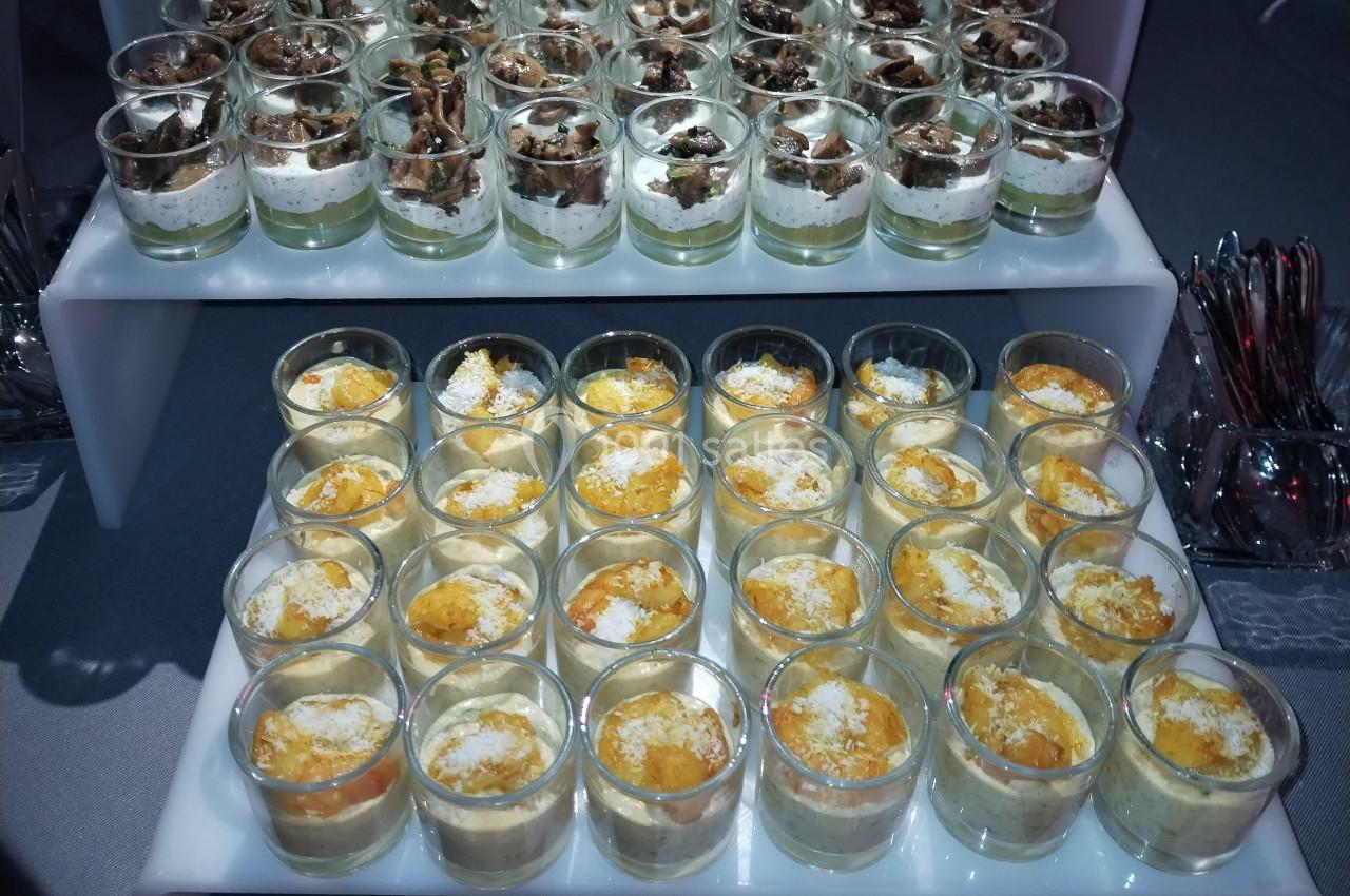 Plateau de verrines salées, disposées en rangées, contenant des préparations variées avec des garnitures colorées.