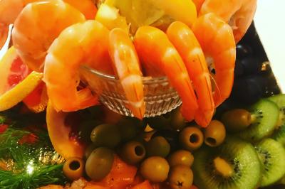 Miniature Traiteur Villetaneuse (Seine-Saint-Denis) - Picgourmet  #8 Baby-foot géant installé dans un espace intérieur avec éclairage tamisé et tables hautes en arrière-plan.