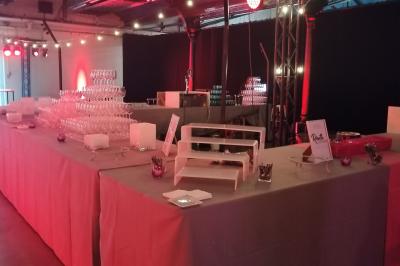 Miniature Traiteur Villetaneuse (Seine-Saint-Denis) - Picgourmet  #12 Baby-foot géant installé dans un espace intérieur avec éclairage tamisé et tables hautes en arrière-plan.