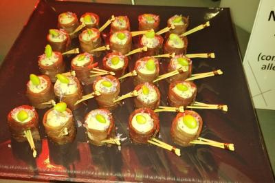 Miniature Traiteur Villetaneuse (Seine-Saint-Denis) - Picgourmet  #4 Baby-foot géant installé dans un espace intérieur avec éclairage tamisé et tables hautes en arrière-plan.