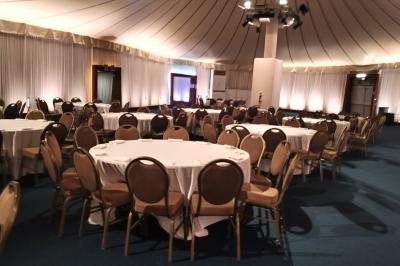 Miniature Traiteur Villetaneuse (Seine-Saint-Denis) - Picgourmet  #13 Baby-foot géant installé dans un espace intérieur avec éclairage tamisé et tables hautes en arrière-plan.