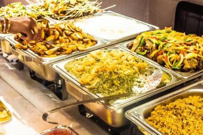 Miniature Traiteur Villetaneuse (Seine-Saint-Denis) - Picgourmet  #9 Baby-foot géant installé dans un espace intérieur avec éclairage tamisé et tables hautes en arrière-plan.