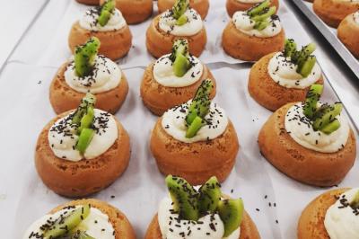 Miniature Traiteur Villetaneuse (Seine-Saint-Denis) - Picgourmet  #2 Baby-foot géant installé dans un espace intérieur avec éclairage tamisé et tables hautes en arrière-plan.