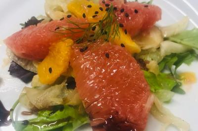 Miniature Traiteur Villetaneuse (Seine-Saint-Denis) - Picgourmet  #7 Baby-foot géant installé dans un espace intérieur avec éclairage tamisé et tables hautes en arrière-plan.