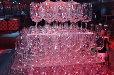 Miniature Traiteur Villetaneuse (Seine-Saint-Denis) - Picgourmet  #14 Baby-foot géant installé dans un espace intérieur avec éclairage tamisé et tables hautes en arrière-plan.