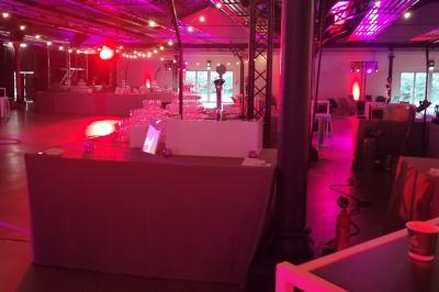 Miniature Traiteur Villetaneuse (Seine-Saint-Denis) - Picgourmet  #15 Baby-foot géant installé dans un espace intérieur avec éclairage tamisé et tables hautes en arrière-plan.