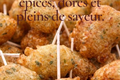 Petits pains garnis de pastrami, germes de luzerne et graines noires, disposés sur un plateau en métal.
