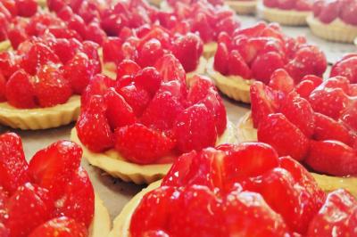 Miniature Traiteur Villetaneuse (Seine-Saint-Denis) - Picgourmet  #10 Salle de réception décorée avec des lumières colorées, des tables dressées et un éclairage tamisé.
