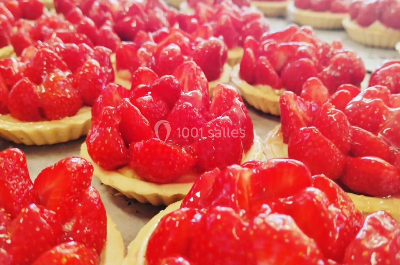 Tartelettes aux fraises fraîches garnies de fruits brillants sur une pâte dorée.