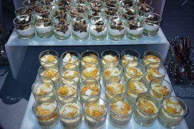 Miniature Traiteur Villetaneuse (Seine-Saint-Denis) - Picgourmet  #5 Salle de réception décorée avec des lumières colorées, des tables dressées et un éclairage tamisé.