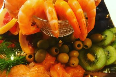 Miniature Traiteur Villetaneuse (Seine-Saint-Denis) - Picgourmet  #7 Salle de réception décorée avec des lumières colorées, des tables dressées et un éclairage tamisé.