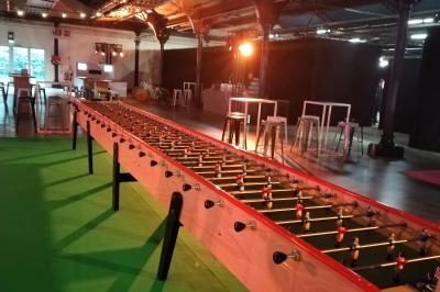 Miniature Traiteur Villetaneuse (Seine-Saint-Denis) - Picgourmet  #15 Salle de réception décorée avec des lumières colorées, des tables dressées et un éclairage tamisé.