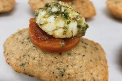 Miniature Traiteur Villetaneuse (Seine-Saint-Denis) - Picgourmet  #8 Salle de réception décorée avec des lumières colorées, des tables dressées et un éclairage tamisé.