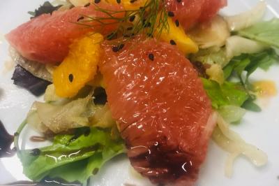 Miniature Traiteur Villetaneuse (Seine-Saint-Denis) - Picgourmet  #6 Salle de réception décorée avec des lumières colorées, des tables dressées et un éclairage tamisé.