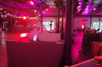 Miniature Traiteur Villetaneuse (Seine-Saint-Denis) - Picgourmet  #17 Salle de réception décorée avec des lumières colorées, des tables dressées et un éclairage tamisé.