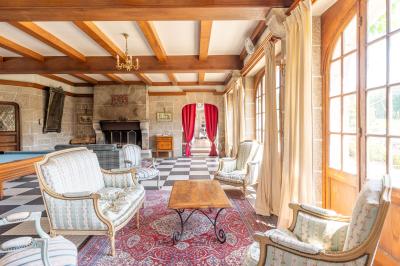 Façade éclairée d'un grand bâtiment en pierre de style ancien, entouré d'une pelouse, de nuit.