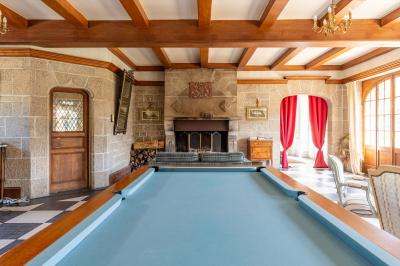 Façade éclairée d'un grand bâtiment en pierre de style ancien, entouré d'une pelouse, de nuit.