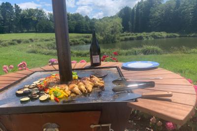 Façade éclairée d'un grand bâtiment en pierre de style ancien, entouré d'une pelouse, de nuit.