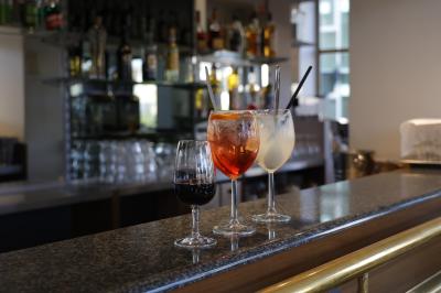Miniature Location salle Lyon 9 (Rhône) - Le Petit Marché d'Une Faim d'Apprendre #18 Salle lumineuse avec grandes baies vitrées, tables en bois et vue sur une rue calme bordée de bâtiments.