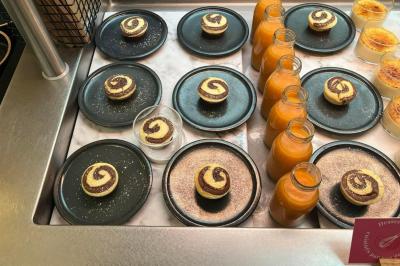 Miniature Traiteur Bron (Rhône) - Désir & Gourmandises #4 Assiette de fruits de mer variés avec moules, crevettes et quartiers de citron sur un lit de riz.