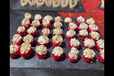 Miniature Traiteur Bron (Rhône) - Désir & Gourmandises #5 Assiette de fruits de mer variés avec moules, crevettes et quartiers de citron sur un lit de riz.