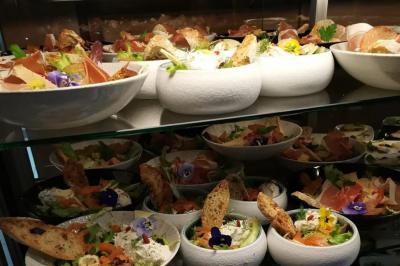 Miniature Traiteur Bron (Rhône) - Désir & Gourmandises #6 Assiette de fruits de mer variés avec moules, crevettes et quartiers de citron sur un lit de riz.