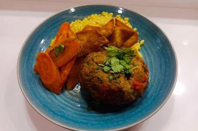 Miniature Traiteur Bron (Rhône) - Désir & Gourmandises #7 Assiette de fruits de mer variés avec moules, crevettes et quartiers de citron sur un lit de riz.