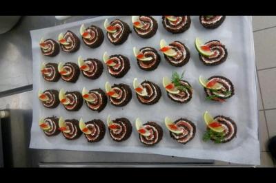 Miniature Traiteur Bron (Rhône) - Désir & Gourmandises #8 Assiette de fruits de mer variés avec moules, crevettes et quartiers de citron sur un lit de riz.