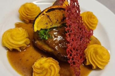 Miniature Traiteur Bron (Rhône) - Désir & Gourmandises #10 Assiette de fruits de mer variés avec moules, crevettes et quartiers de citron sur un lit de riz.