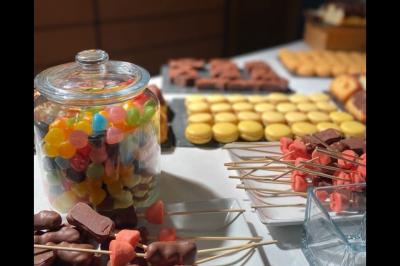 Miniature Traiteur Bron (Rhône) - Désir & Gourmandises #13 Assiette de fruits de mer variés avec moules, crevettes et quartiers de citron sur un lit de riz.