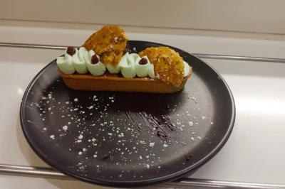 Miniature Traiteur Bron (Rhône) - Désir & Gourmandises #14 Assiette de fruits de mer variés avec moules, crevettes et quartiers de citron sur un lit de riz.