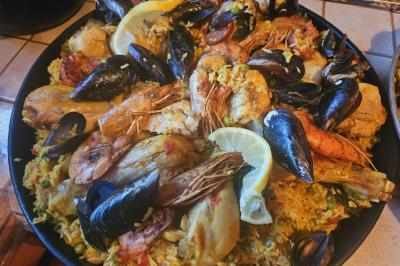 Miniature Traiteur Bron (Rhône) - Désir & Gourmandises #21 Assiette de fruits de mer variés avec moules, crevettes et quartiers de citron sur un lit de riz.