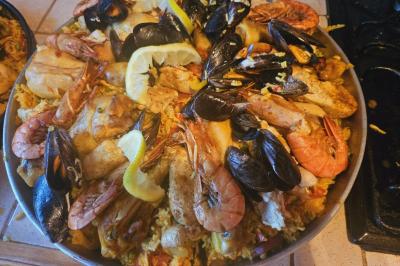 Miniature Traiteur Bron (Rhône) - Désir & Gourmandises #22 Assiette de fruits de mer variés avec moules, crevettes et quartiers de citron sur un lit de riz.