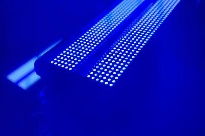 Miniature Ouest Spectacles et Techiques #2 Enceintes de sonorisation empilées dans une configuration de type line array, partiellement couvertes par des housses.