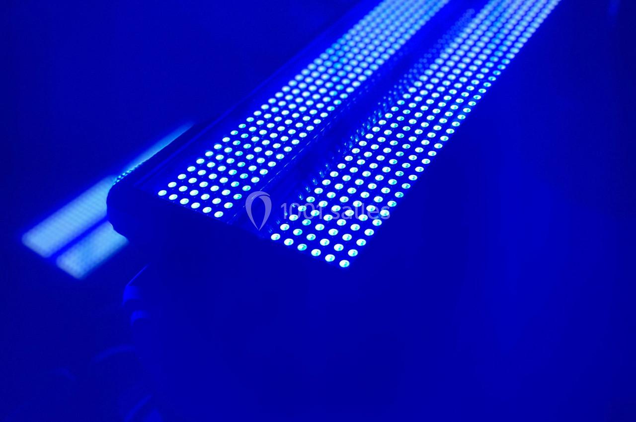 Lampe LED émettant une lumière bleue intense dans un environnement sombre.