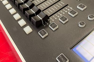 Miniature Ouest Spectacles et Techiques #4 Enceintes de sonorisation empilées dans une configuration de type line array, partiellement couvertes par des housses.