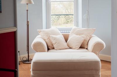 Costume de mariage bleu foncé avec chemise blanche et nœud papillon floral, suspendu sur un cintre gravé.