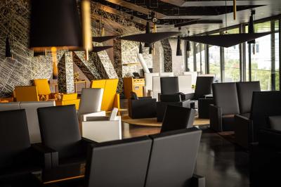 Miniature Location salle Paris 19 (Paris) - L'Envol de la Philharmonie #5 Un barman verse un liquide sombre dans un verre à cocktail rempli d'une boisson mousseuse.