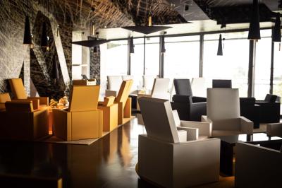 Miniature Location salle Paris 19 (Paris) - L'Envol de la Philharmonie #6 Un barman verse un liquide sombre dans un verre à cocktail rempli d'une boisson mousseuse.