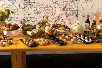 Miniature Location salle Paris 19 (Paris) - L'Envol de la Philharmonie #13 Un barman verse un liquide sombre dans un verre à cocktail rempli d'une boisson mousseuse.