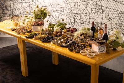 Miniature Location salle Paris 19 (Paris) - L'Envol de la Philharmonie #14 Un barman verse un liquide sombre dans un verre à cocktail rempli d'une boisson mousseuse.