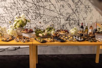 Miniature Location salle Paris 19 (Paris) - L'Envol de la Philharmonie #15 Un barman verse un liquide sombre dans un verre à cocktail rempli d'une boisson mousseuse.