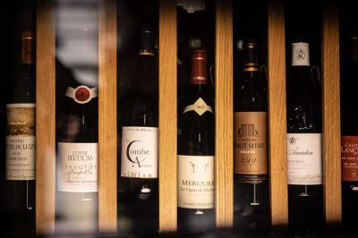 Miniature Location salle Paris 19 (Paris) - L'Envol de la Philharmonie #17 Un barman verse un liquide sombre dans un verre à cocktail rempli d'une boisson mousseuse.