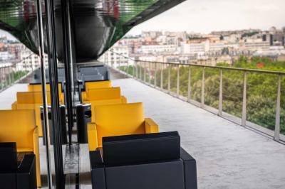 Miniature Location salle Paris 19 (Paris) - L'Envol de la Philharmonie #11 Un barman verse un liquide sombre dans un verre à cocktail rempli d'une boisson mousseuse.