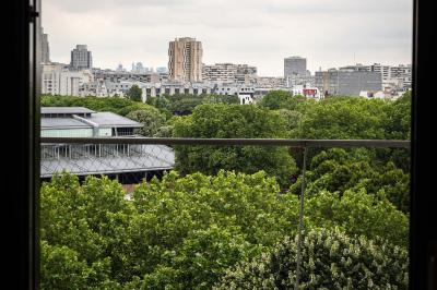 Miniature Location salle Paris 19 (Paris) - L'Envol de la Philharmonie #12 Un barman verse un liquide sombre dans un verre à cocktail rempli d'une boisson mousseuse.